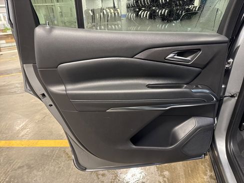 Used 2025 Chevrolet Traverse LT image 29