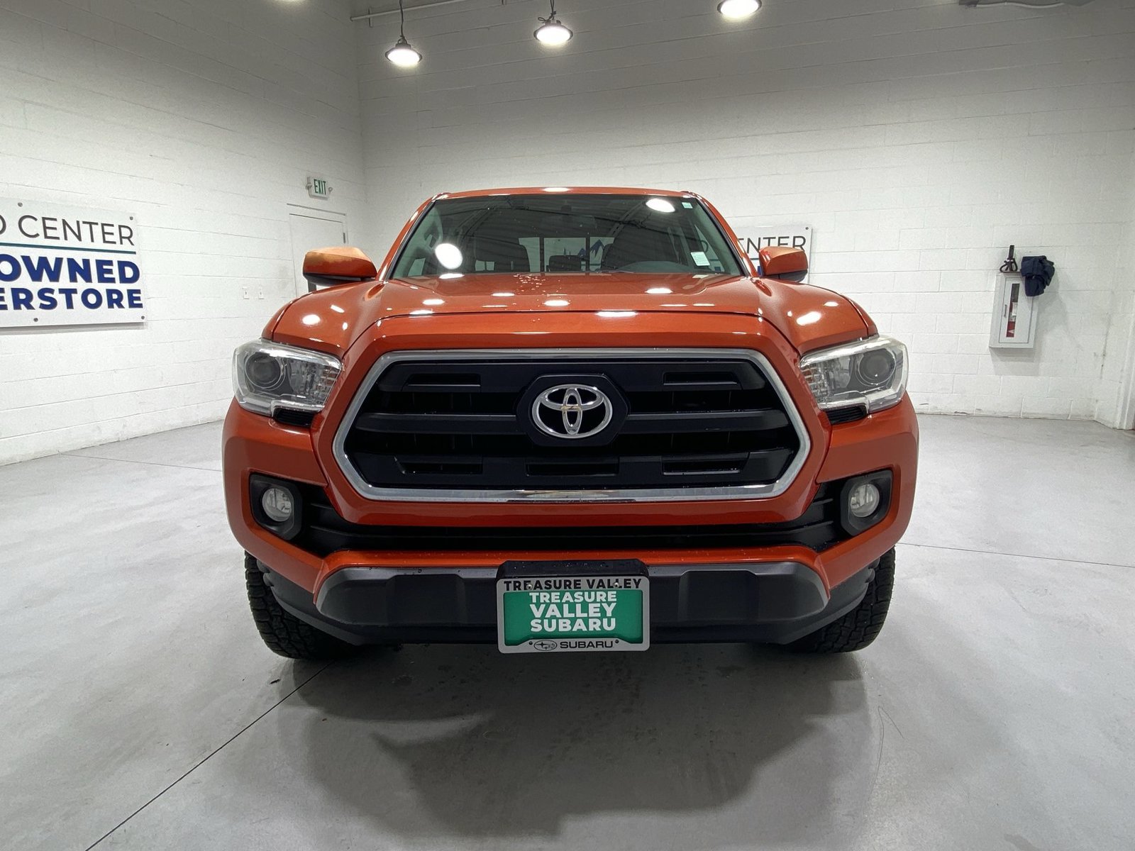 Used 2017 Toyota Tacoma SR5 w/ Tow Package AWD/4WD image 3