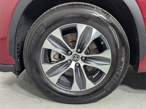 Used 2022 Toyota Highlander XLE image 9