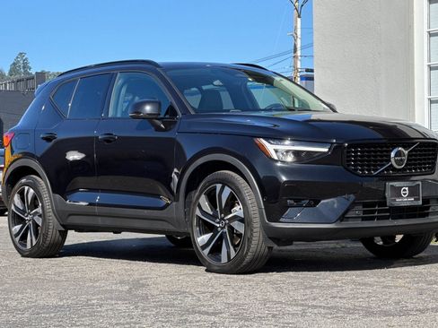 Used 2023 Volvo XC40 B5 Plus w/ Protection Package Premier AWD/4WD image 10