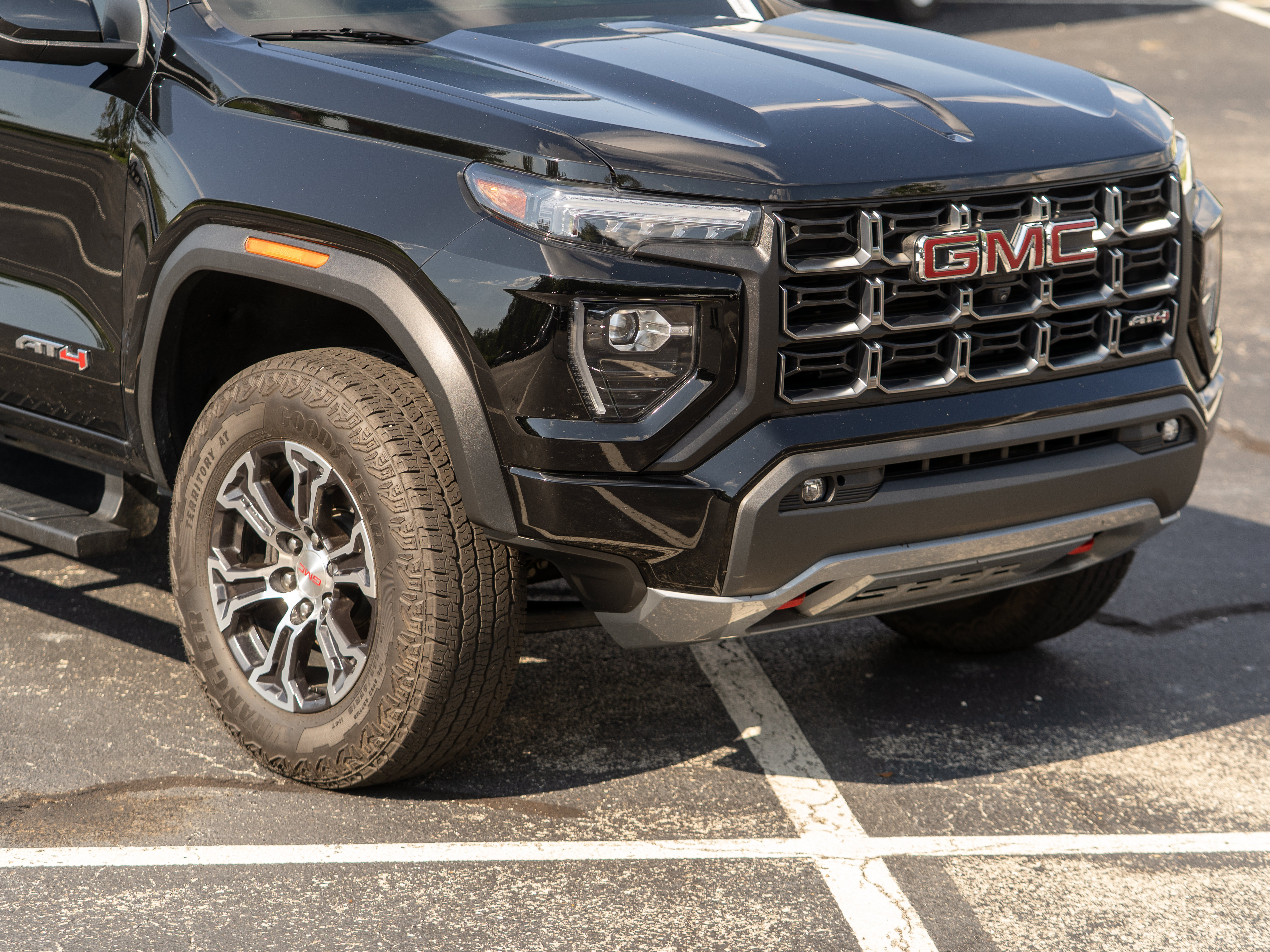 Used 2025 GMC Canyon AT4 w/ Technology Plus Package AWD/4WD image 40