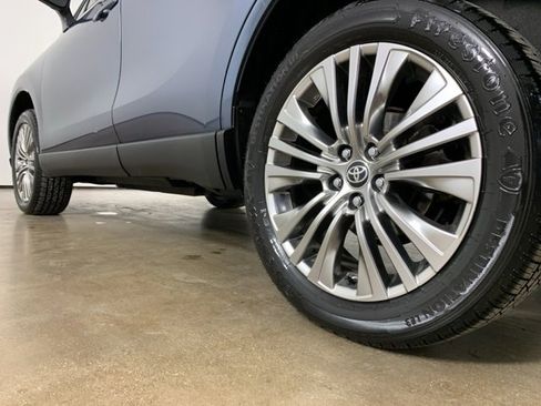 Used 2022 Toyota Venza XLE image 15