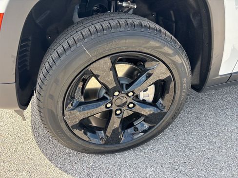 New 2025 Jeep Grand Cherokee L Limited w/ Black Appearance Package image 25