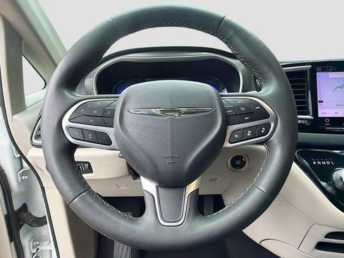Used 2023 Chrysler Pacifica Touring-L FWD image 15