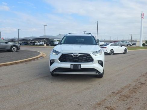 Used 2026 Toyota Highlander Platinum AWD/4WD image 3