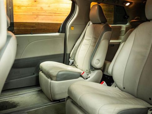 Used 2012 Toyota Sienna Limited w/ Premium Pkg FWD image 11