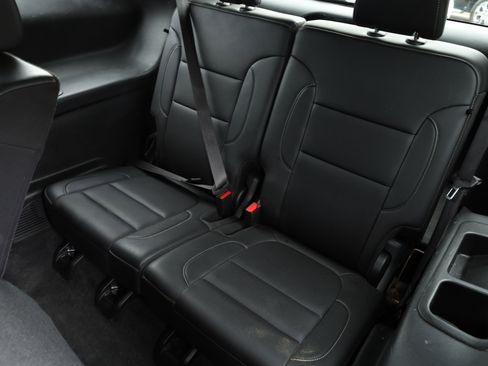 Used 2023 GMC Acadia SLT image 16