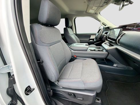 Used 2025 Ford Expedition Active image 16