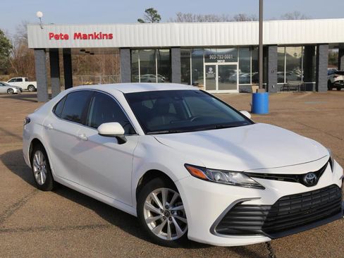 Used 2021 Toyota Camry LE image 1