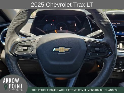 Used 2025 Chevrolet Trax LT FWD image 27