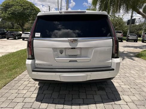 Used 2018 Cadillac Escalade Premium Luxury RWD image 35