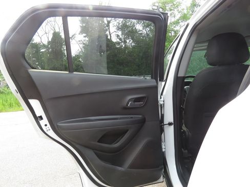 Used 2022 Chevrolet Trax LS w/ Tint and Cruise Package AWD/4WD image 18