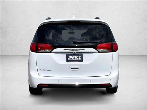 Used 2018 Chrysler Pacifica Touring-L Plus image 4