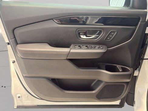 Used 2025 Honda Pilot TrailSport image 22