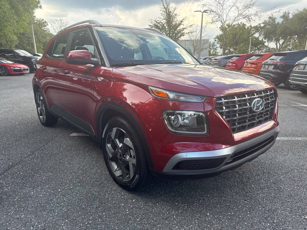 Used 2025 Hyundai Venue SEL FWD image 1