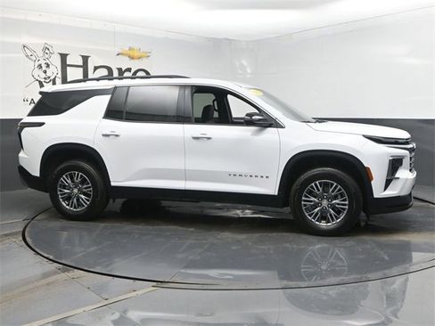 Used 2025 Chevrolet Traverse LT image 1