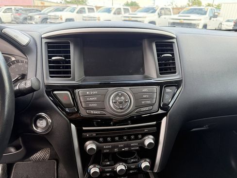 Used 2020 Nissan Pathfinder SV image 15