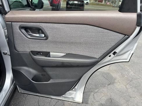 Used 2022 Nissan Rogue SV image 14