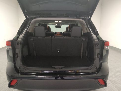 Used 2021 Toyota Highlander XLE FWD image 29