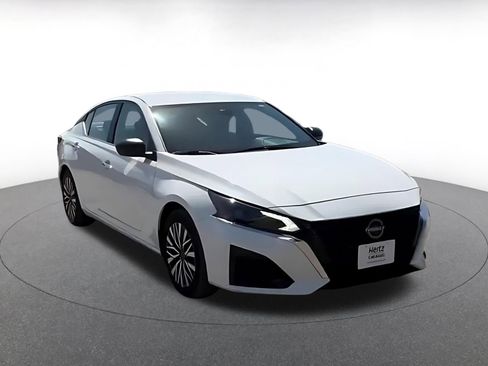 Used 2025 Nissan Altima 2.5 SV FWD image 3