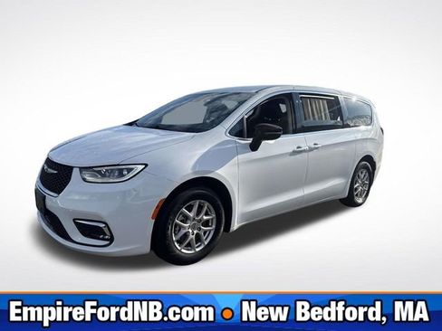 Used 2024 Chrysler Pacifica Touring-L image 1