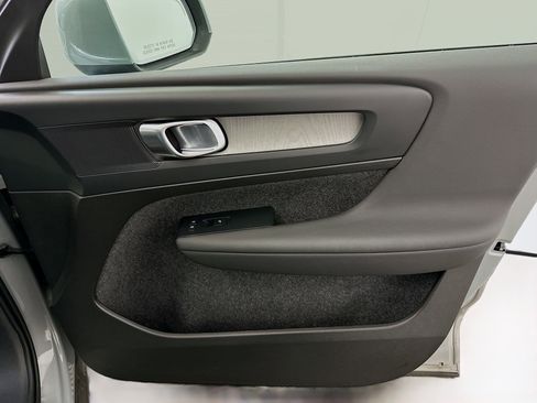 Used 2025 Volvo XC40 B5 Plus image 34