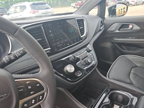 Used 2026 Chrysler Pacifica Limited AWD/4WD image 4
