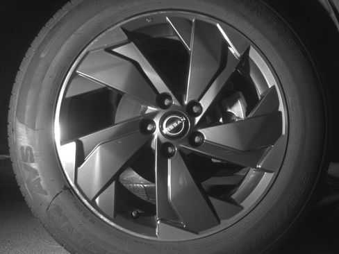 Used 2025 Nissan Rogue SV FWD image 16