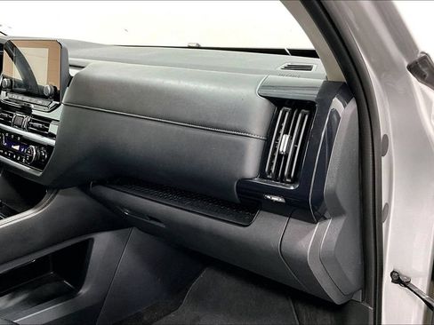 Used 2024 Nissan Pathfinder SV FWD image 18