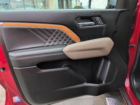 Used 2024 GMC Canyon Denali image 14