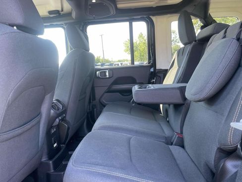 Used 2024 Jeep Wrangler Unlimited Sahara AWD/4WD image 9