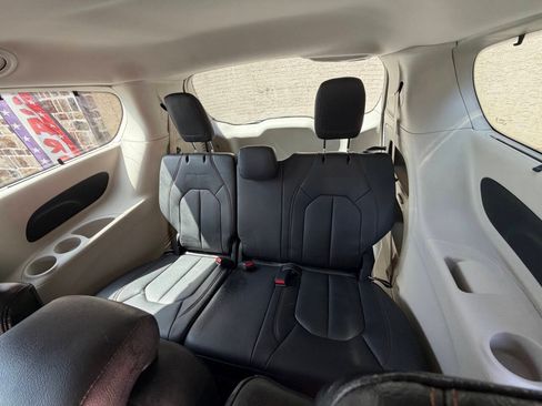 Used 2018 Chrysler Pacifica Touring-L FWD image 29