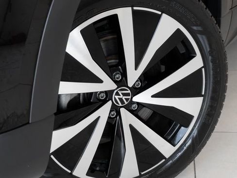 Used 2024 Volkswagen Taos SE FWD image 2
