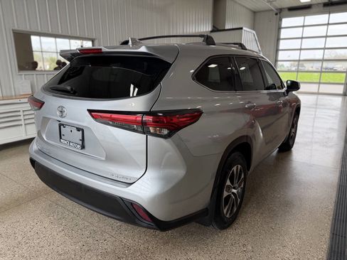 Used 2022 Toyota Highlander XLE AWD/4WD image 7