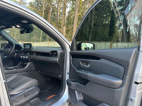 Certified 2024 Honda Pilot TrailSport image 11