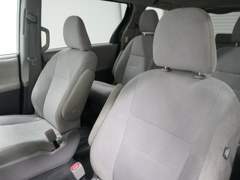Used 2020 Toyota Sienna L image 10