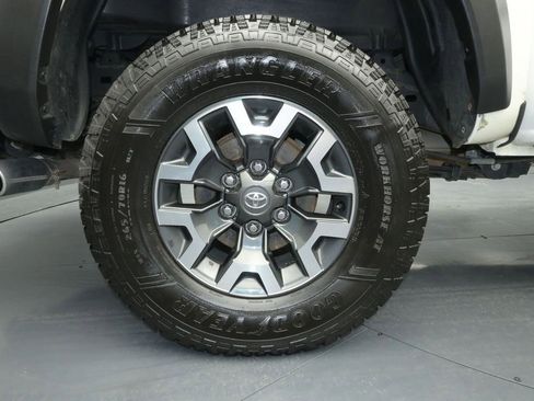 Used 2023 Toyota Tacoma TRD Off-Road w/ Technology Package AWD/4WD image 15