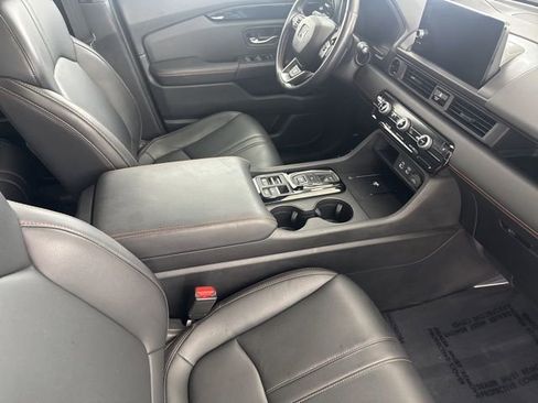 Used 2025 Honda Pilot TrailSport image 27