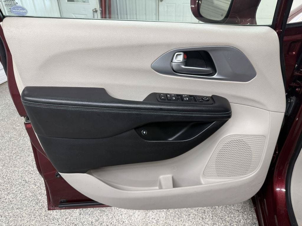 Used 2018 Chrysler Pacifica Touring Plus FWD image 22