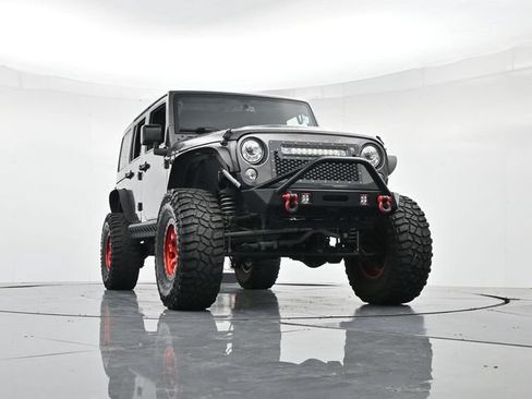 Used 2017 Jeep Wrangler Unlimited Rubicon AWD/4WD image 32