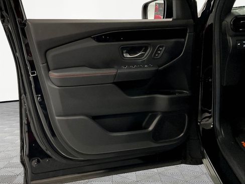 Used 2025 Honda Pilot TrailSport image 20