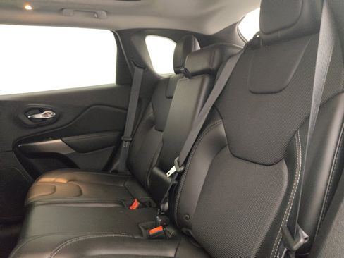 Used 2019 Jeep Cherokee Limited image 18