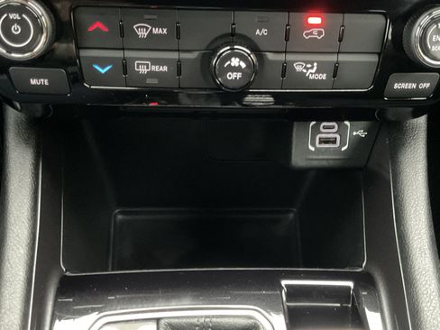 Used 2024 Jeep Compass Latitude image 17