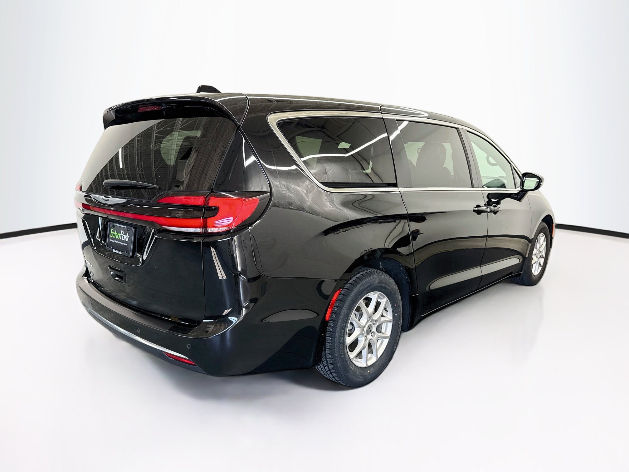 Used 2025 Chrysler Pacifica Select FWD image 9
