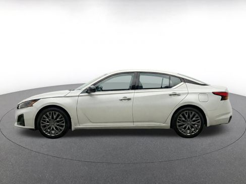 Used 2025 Nissan Altima 2.5 SV FWD image 4