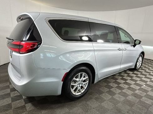 Used 2024 Chrysler Pacifica Touring-L FWD image 2