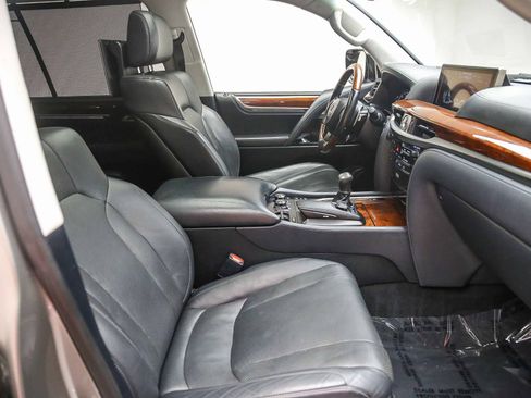 Used 2019 Lexus LX 570 4WD image 17