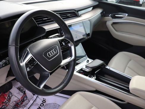 Used 2022 Audi e-tron Premium Plus w/ Premium Plus Package image 9
