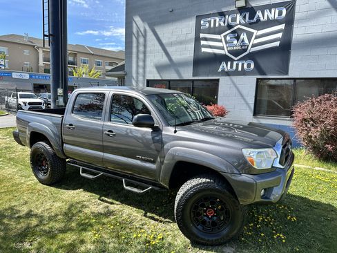 Used 2015 Toyota Tacoma 4x4 Double Cab w/ TRD Off-Road Package image 2