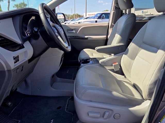 Used 2020 Toyota Sienna XLE Premium FWD image 10